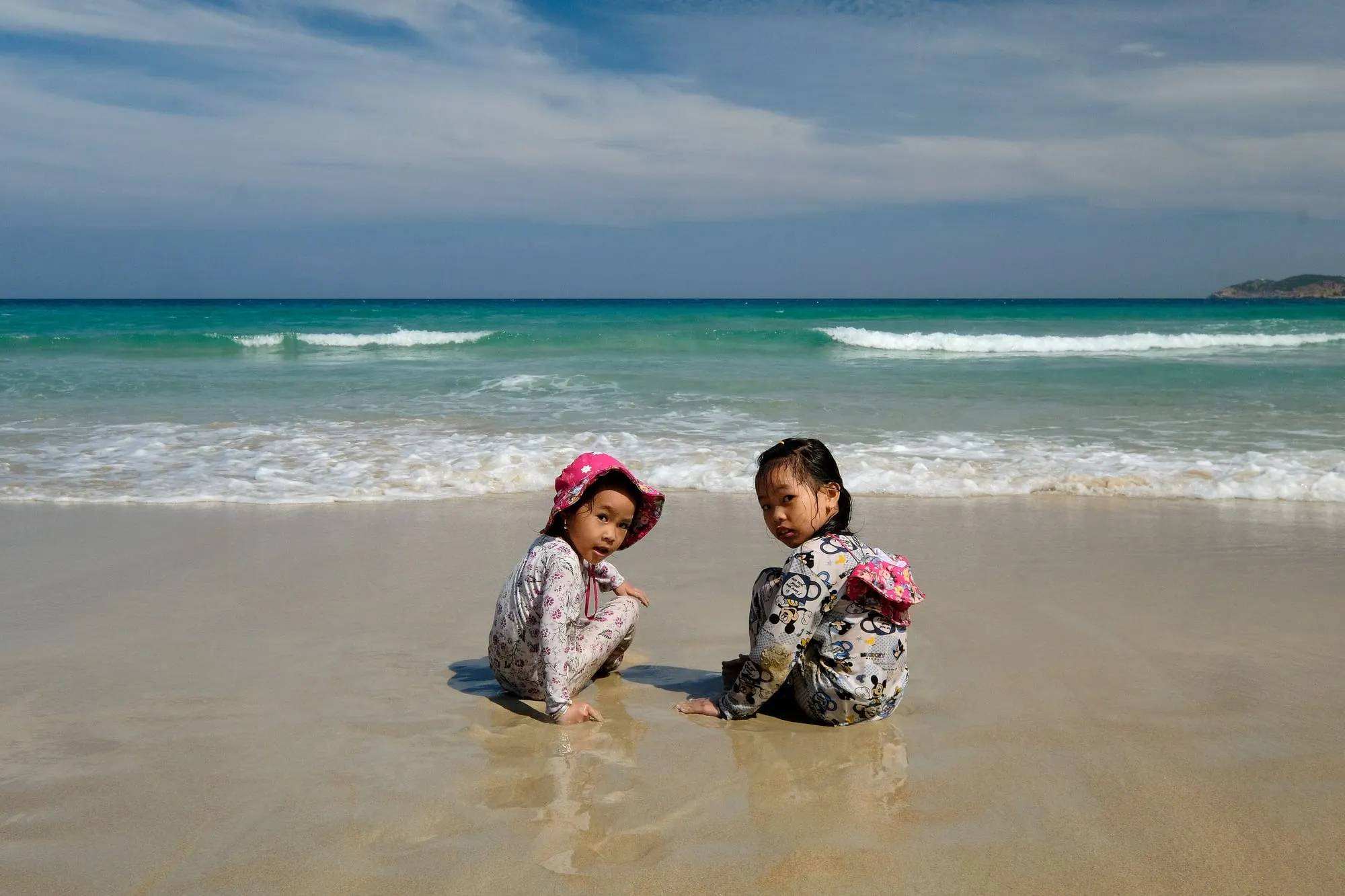 Hai bé gái chơi đùa trên bãi biển gần Cam Ranh, Khánh Hòa