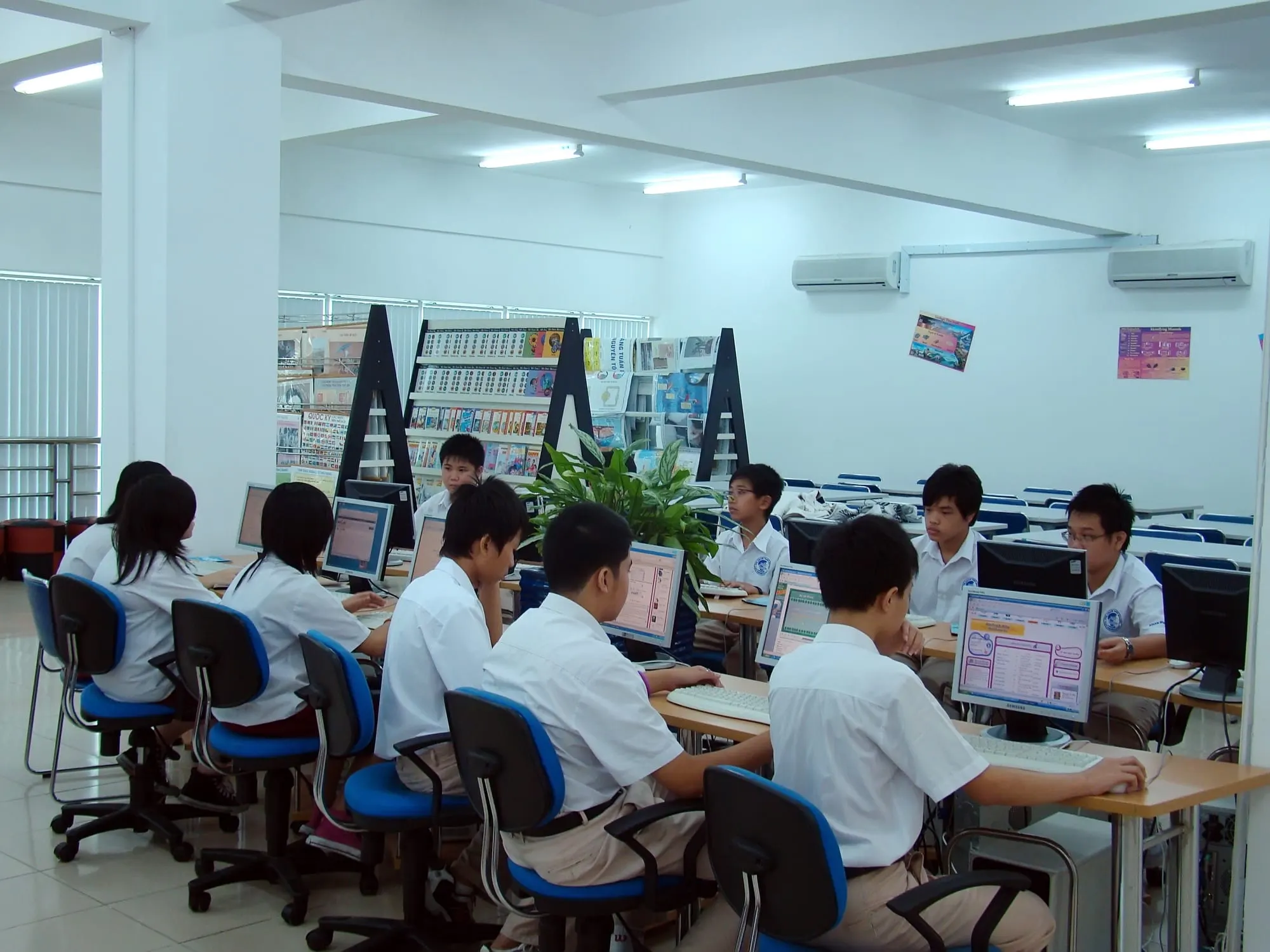 Học sinh sử dụng máy tính trong thư viện điện tử của trường