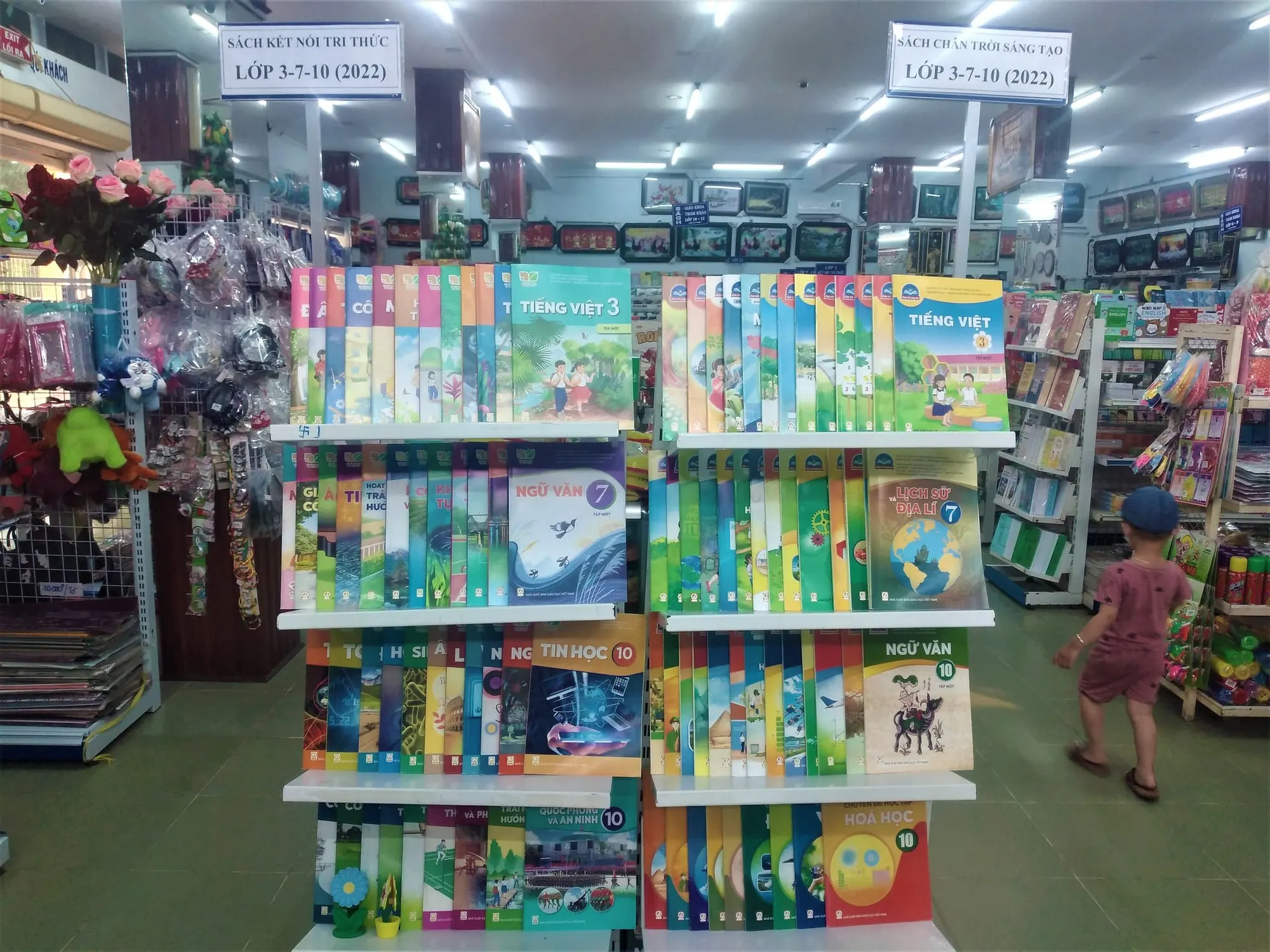 Kệ sách giáo khoa chương trình phổ thông mới trong một nhà sách
