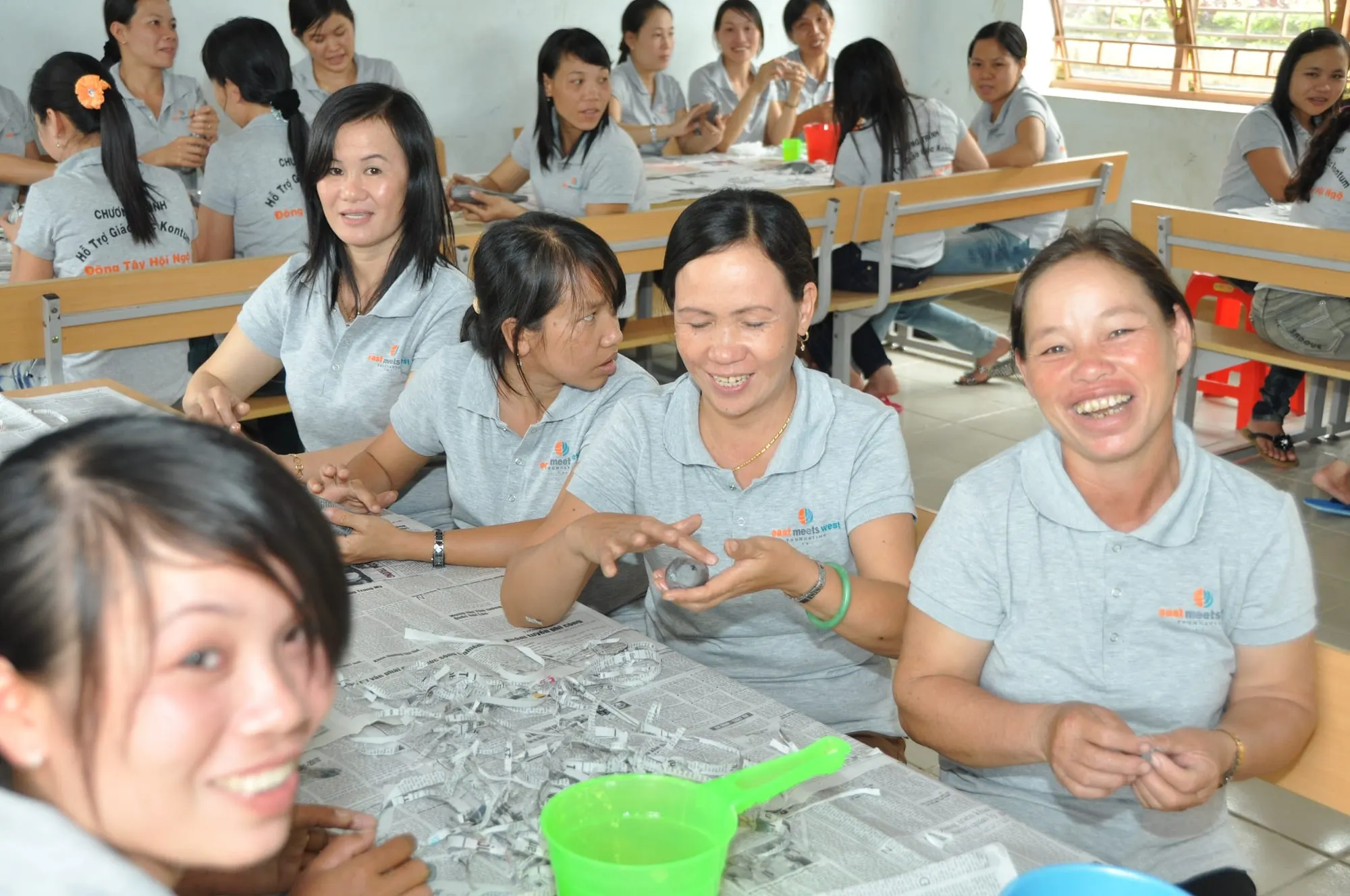 Các cô giáo mầm non vui vẻ cùng làm đồ dùng dạy học trong một buổi tập huấn ở Kon Tum
