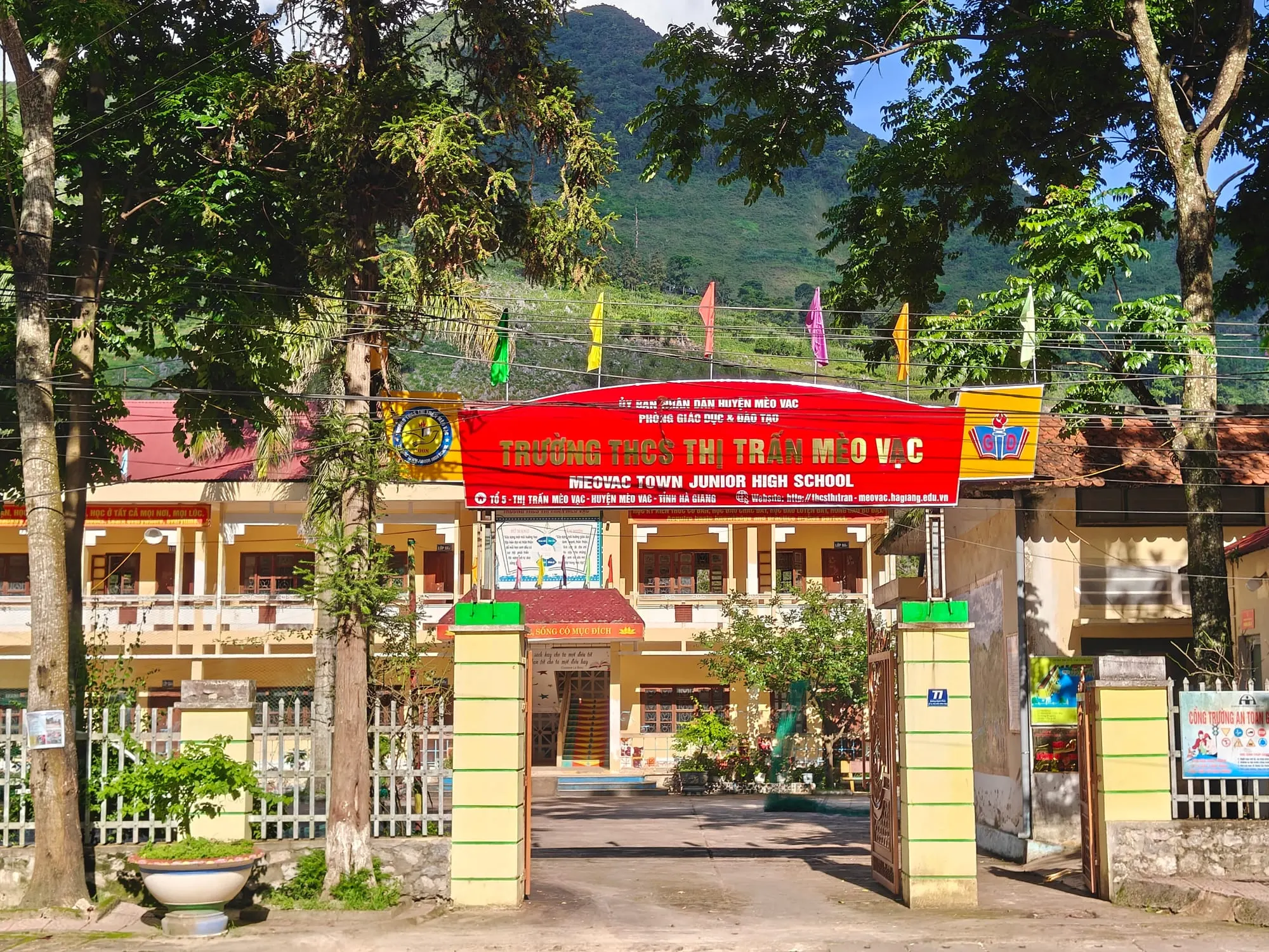 Cổng trường THCS thị trấn Mèo Vạc, Hà Giang, giữa núi đá